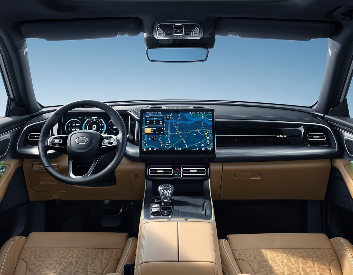 Передняя часть салона новейшей версии GAC GS8 