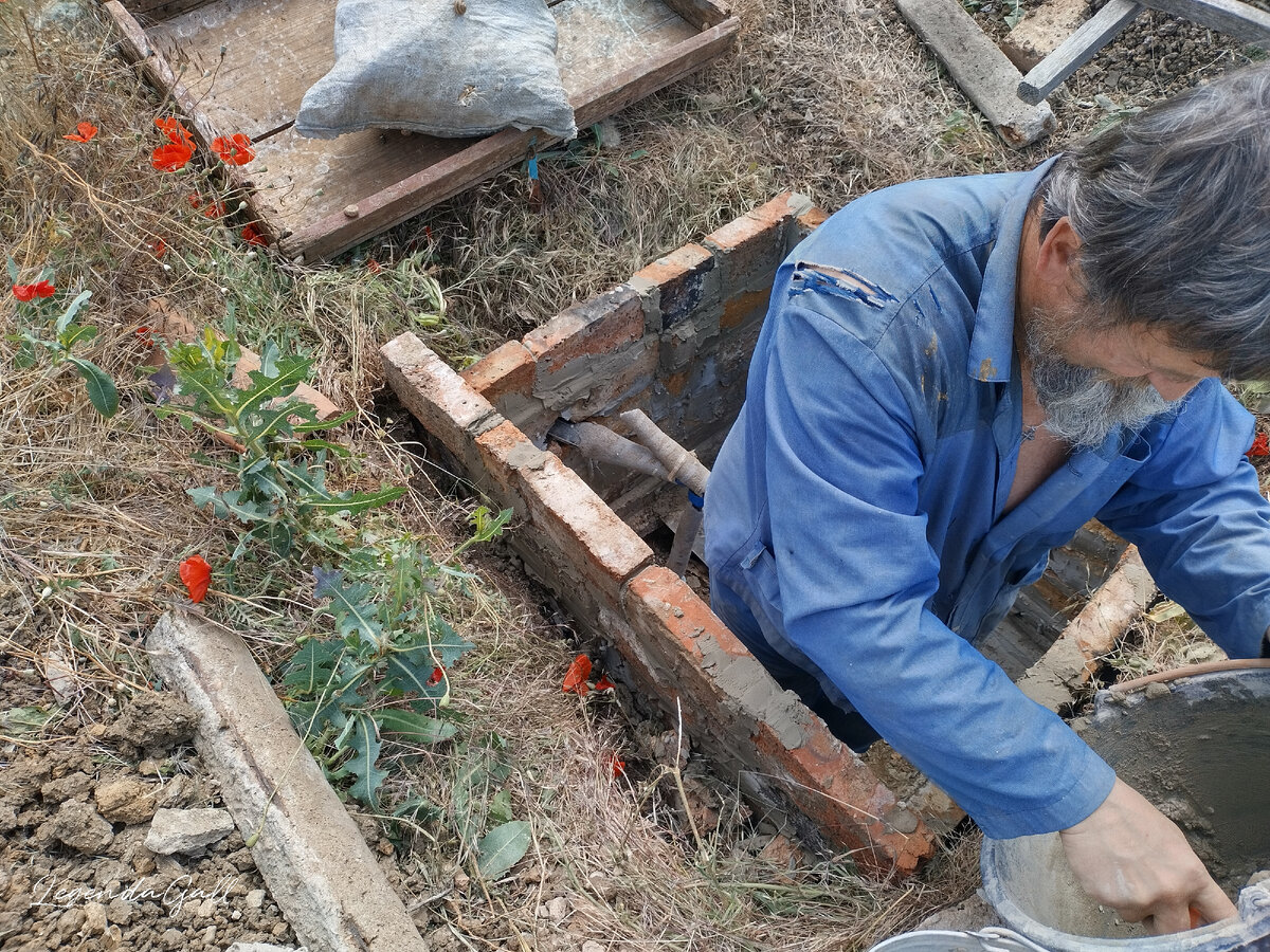 Доковыривает раствор. Я потом еще намесила и принесла