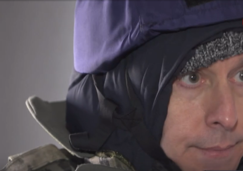 Майкла Бома нарядили для поездки в Донбасс так, что казалось, будто он прямо сейчас готовится к ядерному удару. 
