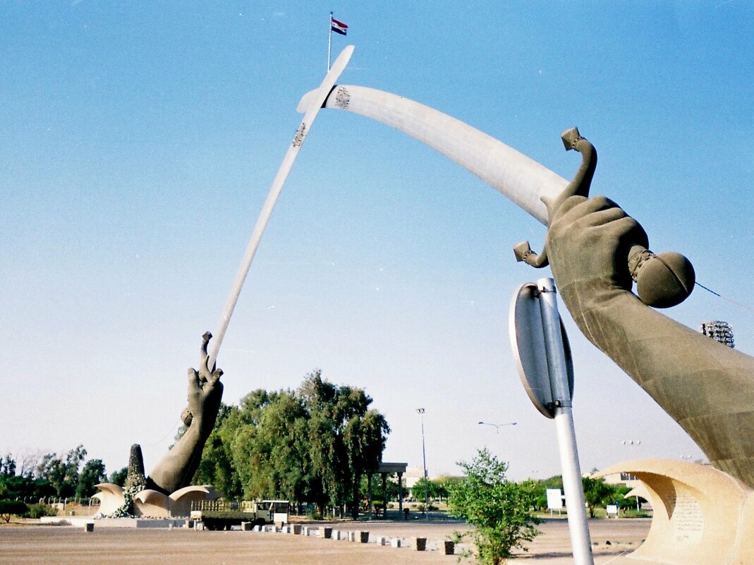 Площадь парадов в столице той самой страны.