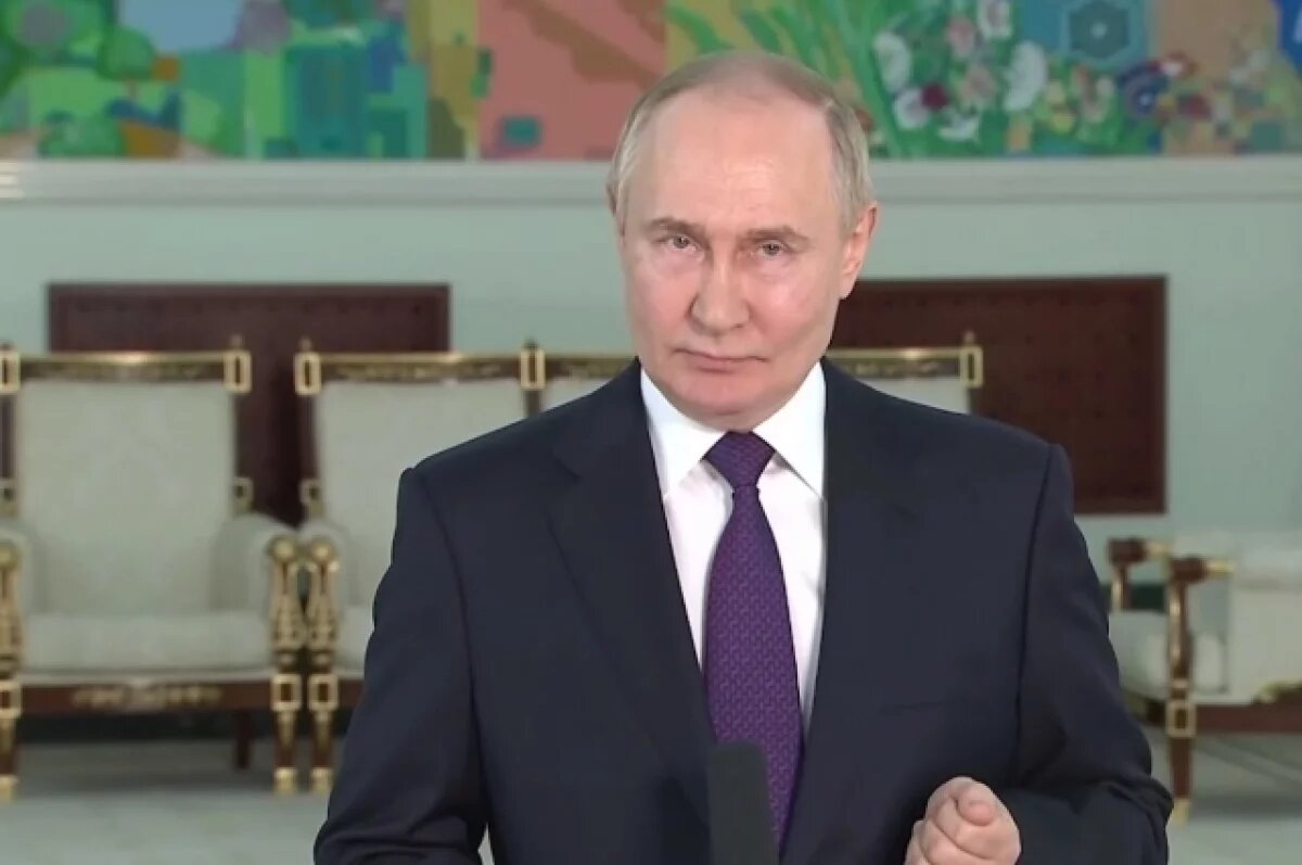    Путин в шутку посетовал, что Лукашенко не командует военными на Украине