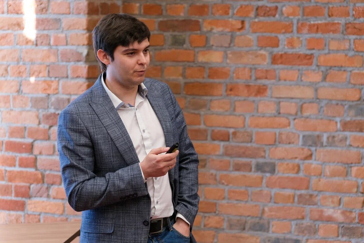 «На данный момент в мире совершается настоящая технологическая революция, вместе с чем наблюдается огромный всплеск киберпреступности, уже сейчас злоумышленники овладели новыми технологиями, включая использование искусственного интеллекта. Людям довольно сложно приспособиться к новым схемам и интернет ловушкам, ввиду чего всегда нужно быть осторожным и соблюдать кибергигиену. Каждый из нас – владелец полезной для злоумышленников информацией, утечка которой может стать причиной реального преступления, это нужно понимать и не допускать такой возможности. Если мы говорим о фишинге, то внимательная проверка писем, разные пароли сервисов, двухфакторная аутентификация и антифишинговое значительно снизят риски киберугрозы. Покупки в проверенных интернет-магазинах, изучение отзывов, использование платежных сервисов и транзитных карт подходят для защиты от кардинга. Регулярное обновление ПО, надежные пароли, резервирование данных и актуальный антивирус способны помочь вам не стать жертвой вредоносных ПО», - рассказал заведующий кафедрой «Информационная безопасность вычислительных систем и сетей» ИРИТ НГТУ им. Р.Е. Алексеева Дмитрий Ляхманов. 
