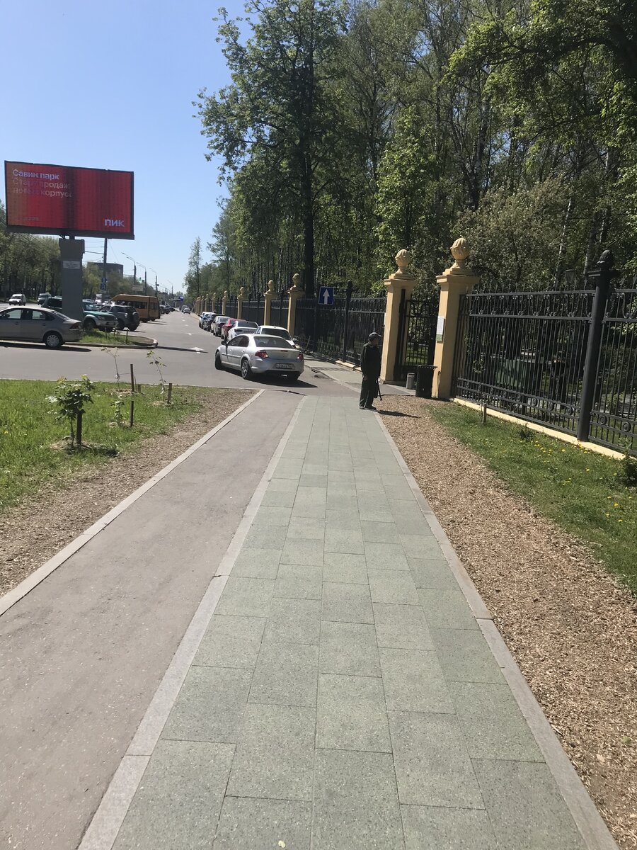 Парковка вдоль ограды парка и вход, которым я пользуюсь. Фото автора.