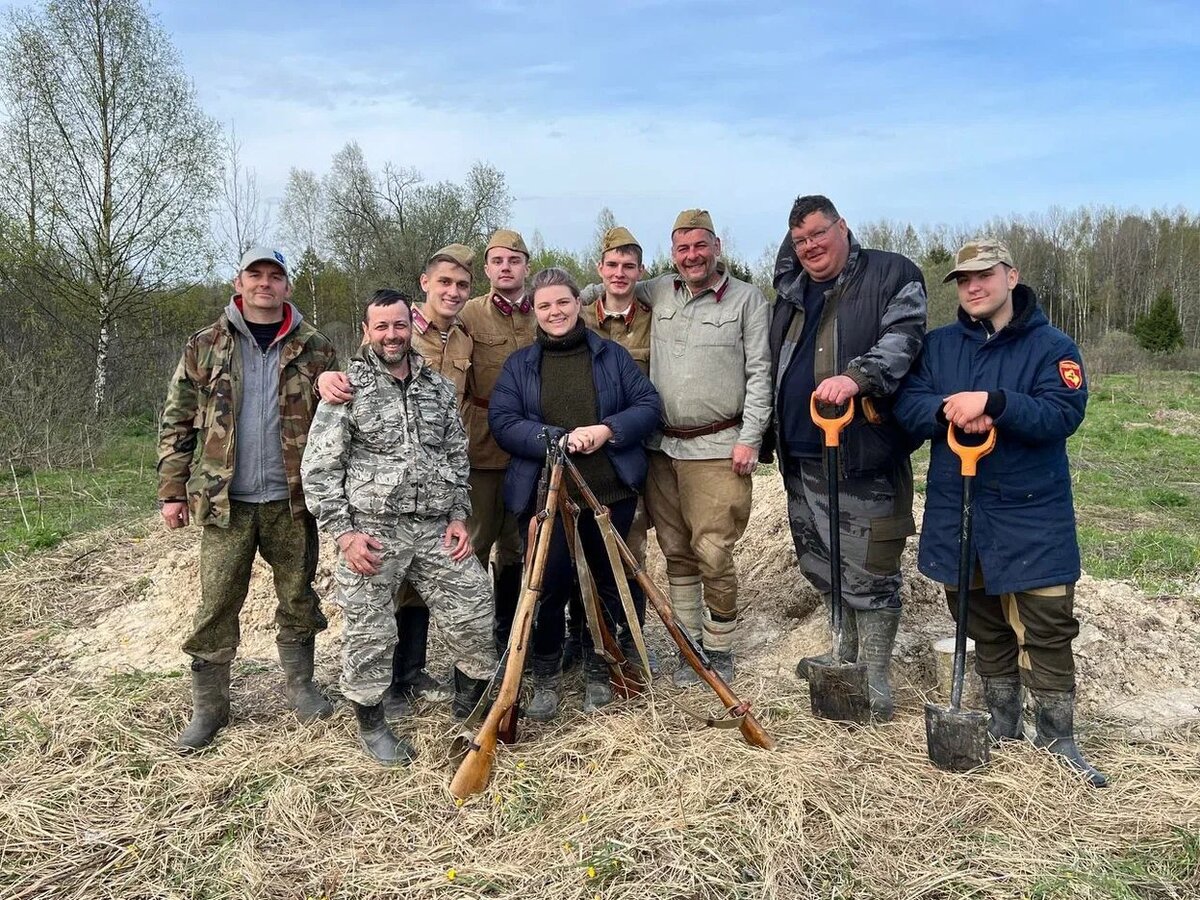 Студентка Дарья Мазырина и преподаватель филологического факультета РУДН Максим Ловков с участниками экспедиции 