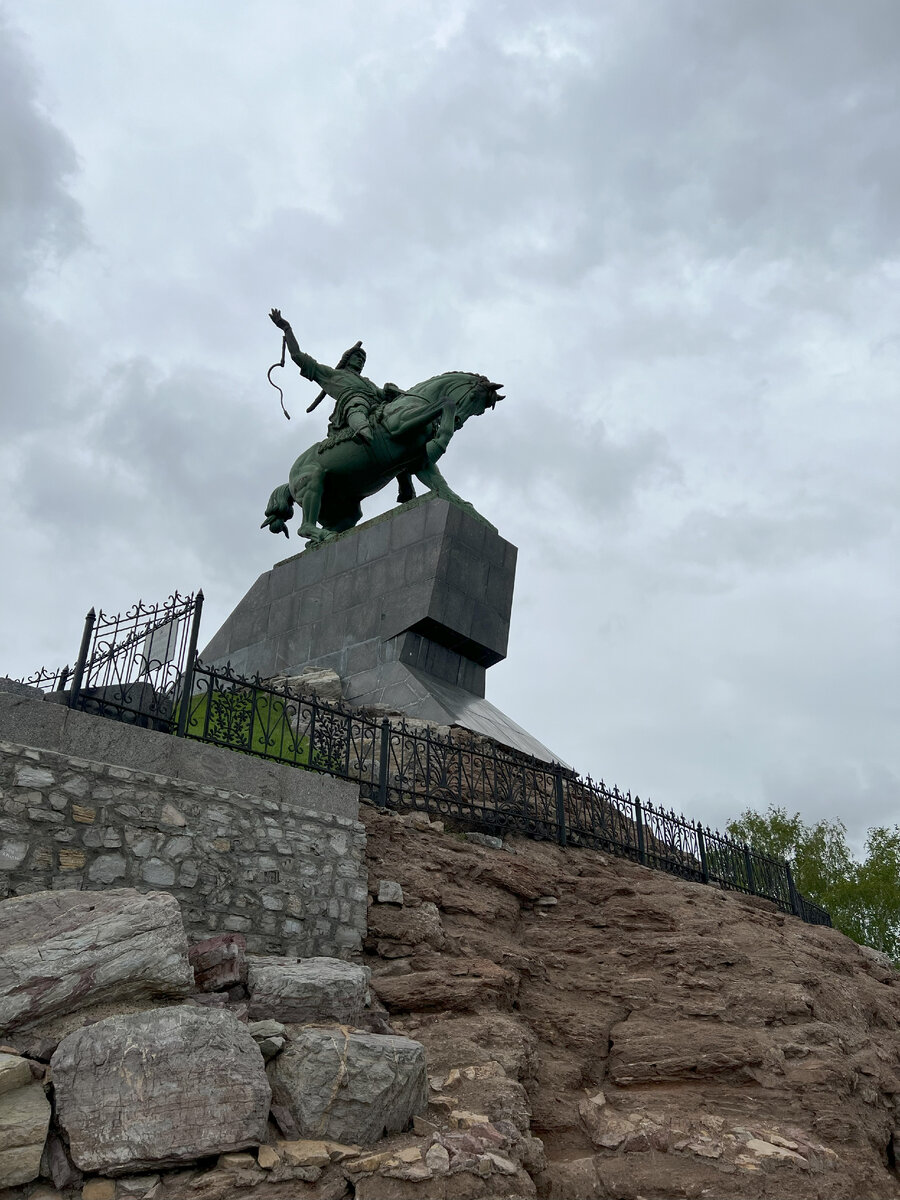 Создалось ощущение, что кроме памятника Салавату Юлаеву и отличного вида на реку Белая полюбоваться нечем