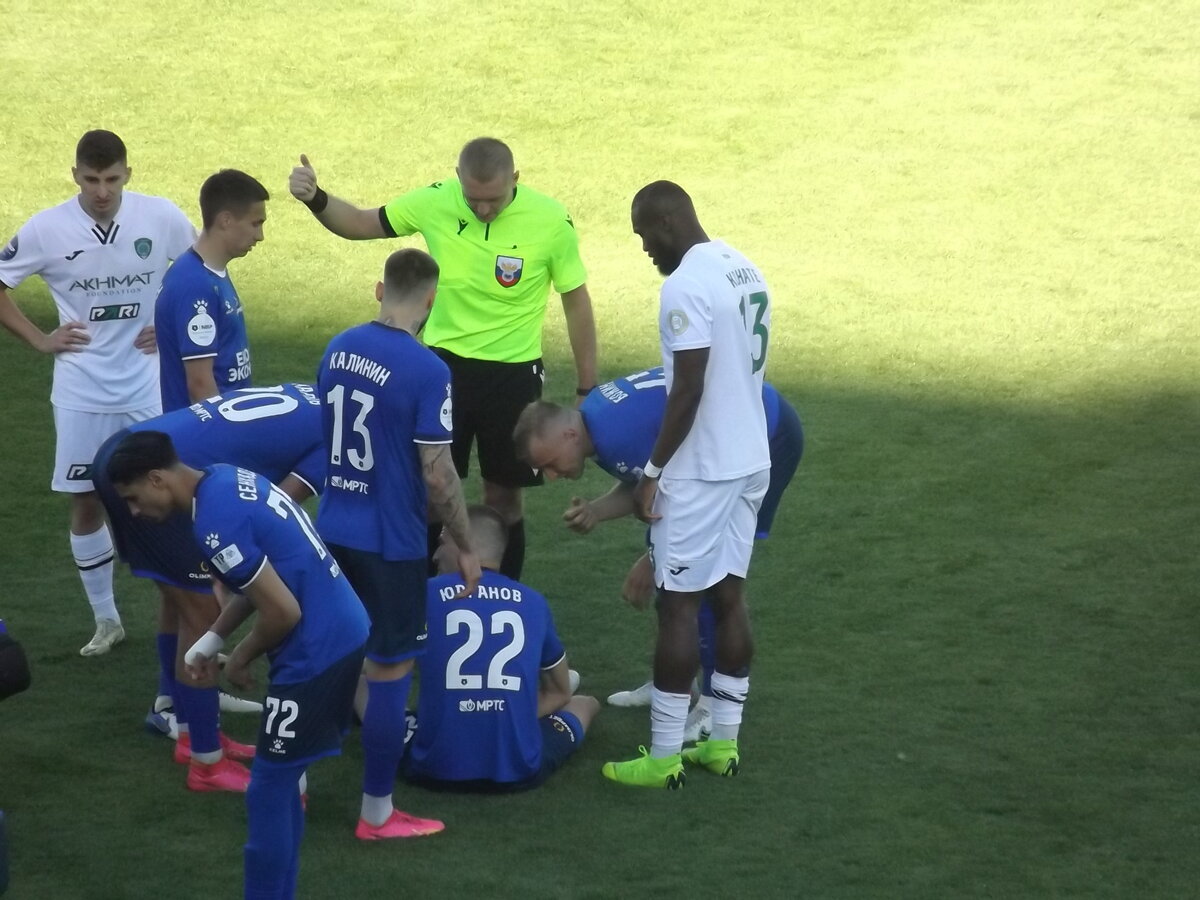На 50-й минуте Игорь Юрганов №22 получил травму и вместо него на поле вышел Кирилл Суслов
