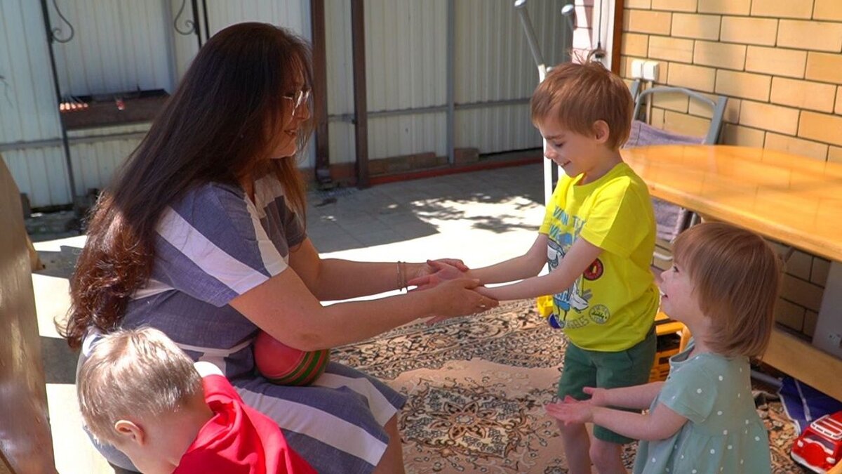    Многодетная мама рассказала о своем опыте усыновления детей, фото: телеканал «Краснодар»