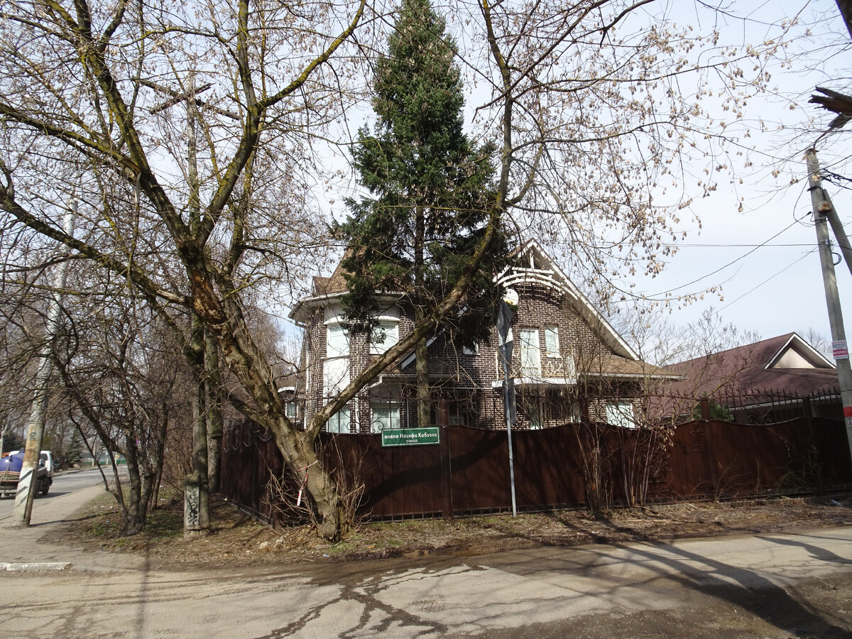 Дом на перекрестке Буденовского шоссе и улицы имени Иосифа Кобзона в Баковке
