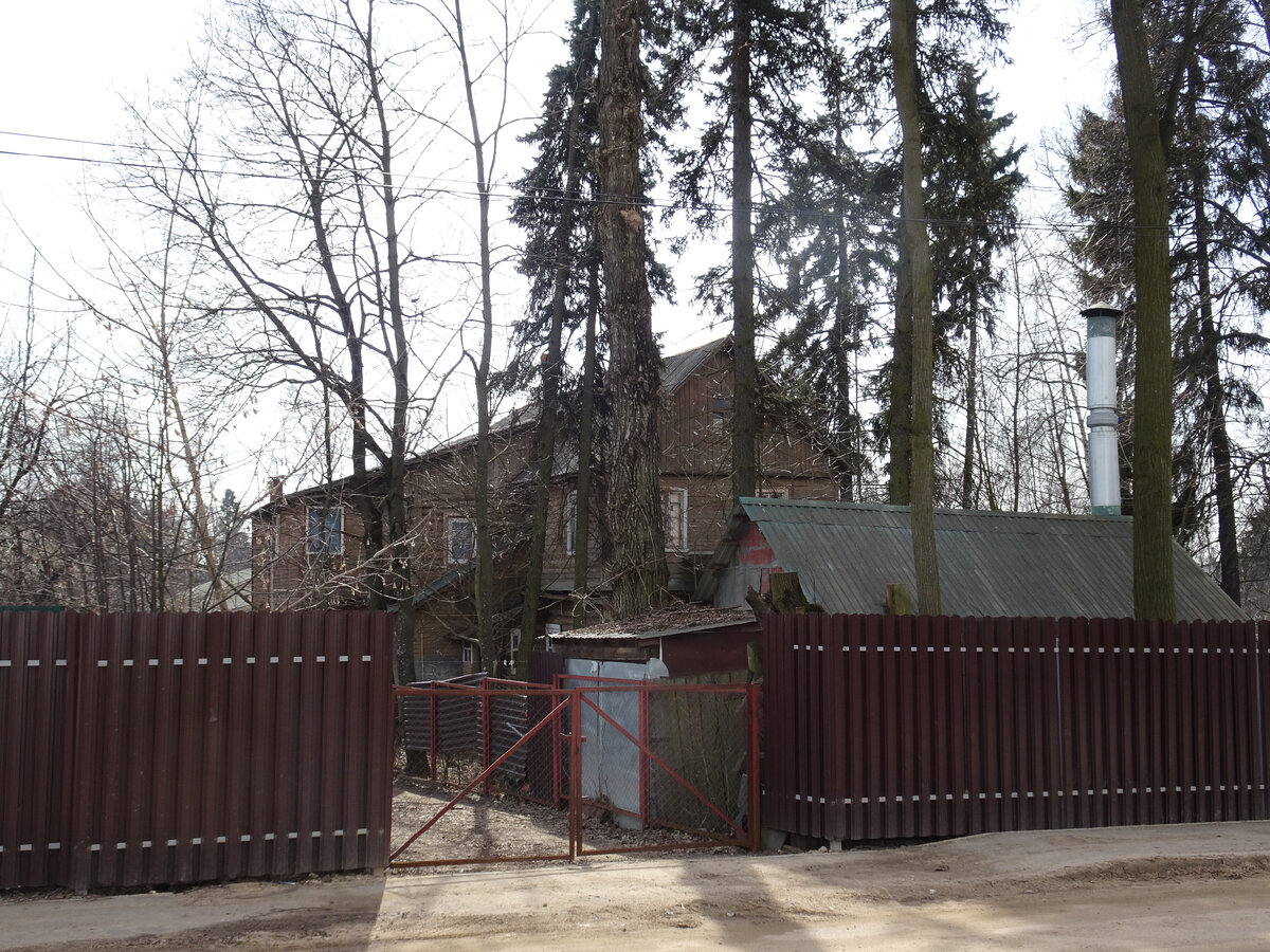 Примерно в этом месте неподалеку от дома Брока находился в прошлом народный театр на Баковке