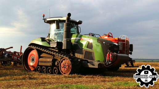 Современные гусеничные тракторы на культивации. Fendt и Challenger работают вместе