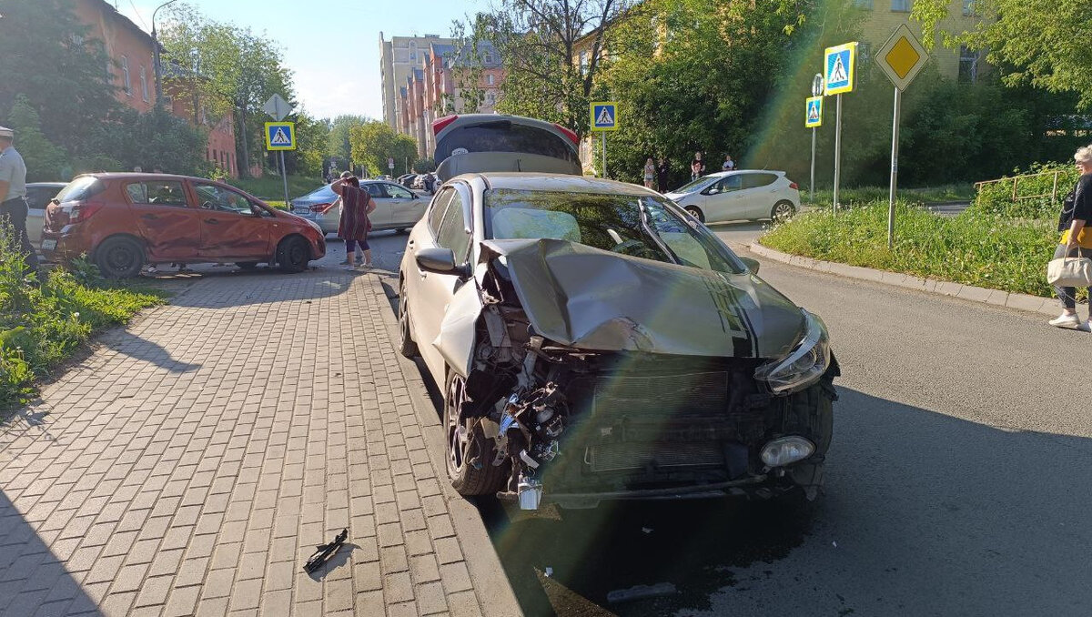 В Твери на перекрёстке столкнулись три иномарки, пострадала женщина | ТИА |  Новости Твери и Тверской области | Дзен