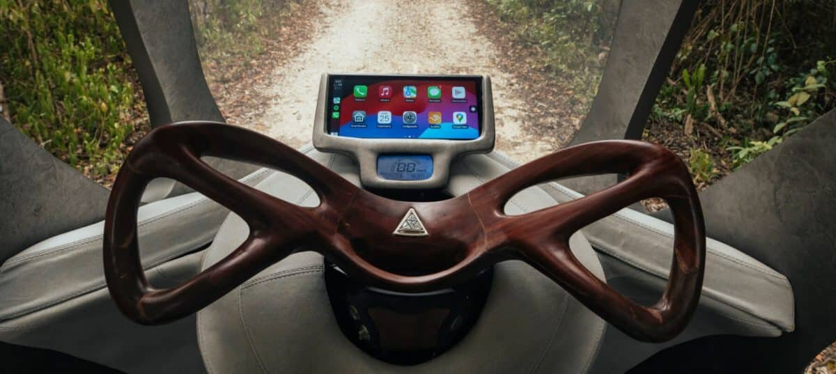    Деревянный руль электромобиля EK / © AZULIK Mobility