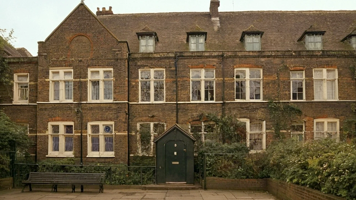 Старые особняки скрывают много загадок.