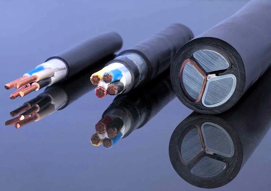 Кабель представляет собой группу проводников с индивидуальной изоляцией, объединенных вместе еще одним слоем изолирующего материала для защиты от негативного воздействия внешней среды.