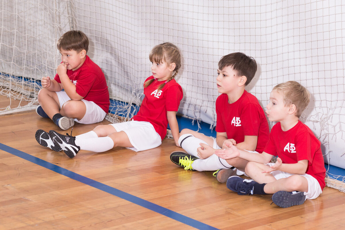 Как выбрать спортивный инвентарь для ребенка, занимающегося футболом