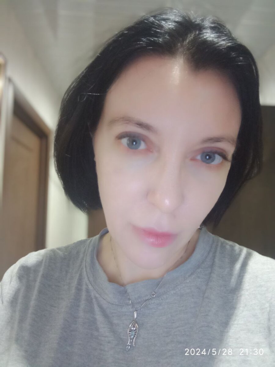 Нанесла крем на очищенное лицо, крем делает лицо белым. не отбеливает, а сам крем такой, словно тональник. Крем не очень дешевый при этом. 