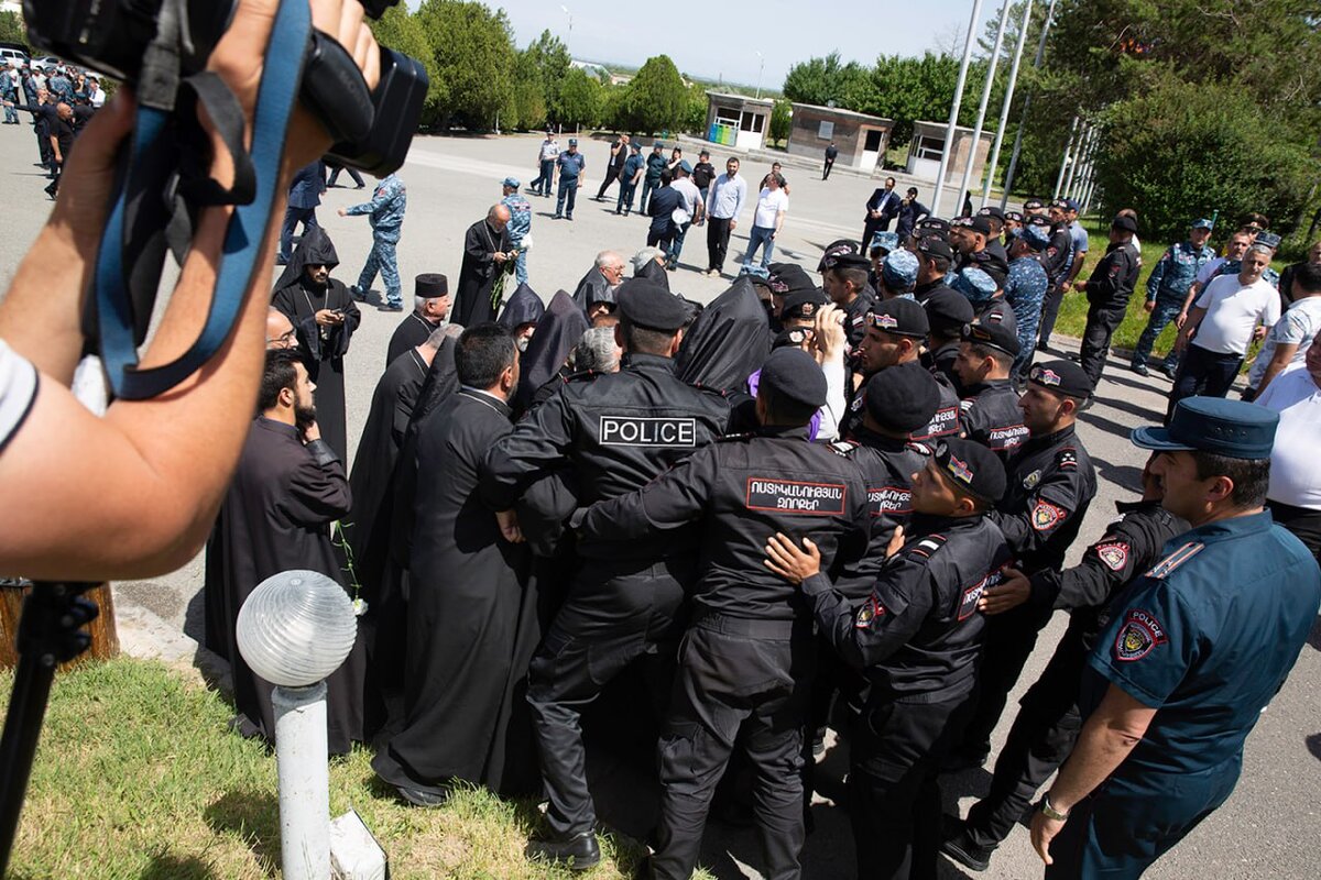 Ermənistan parlamentində çaxnaşma: "Polis maaşı manatla alır"