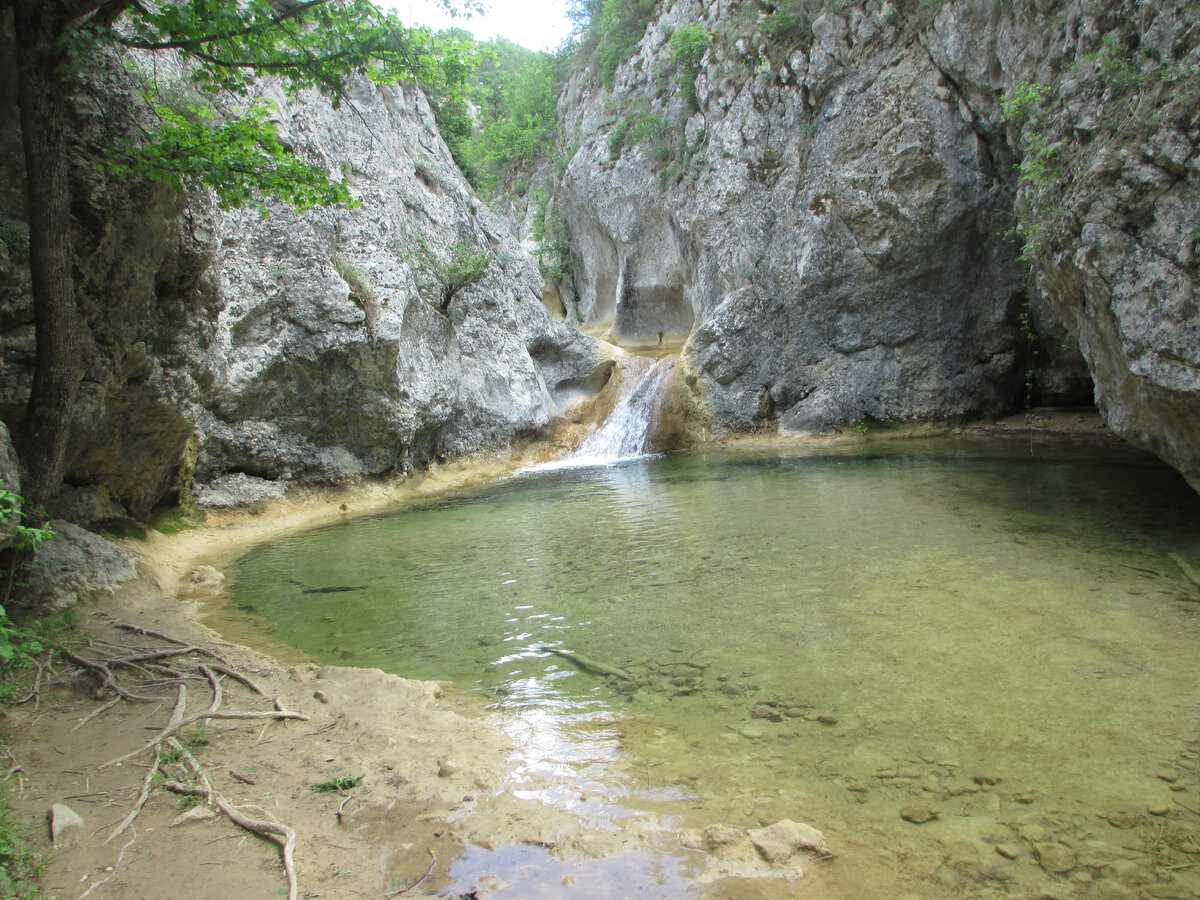 Все 3 каскада видно с горы, ну или если залезть в сам водопад. Их реально 3!