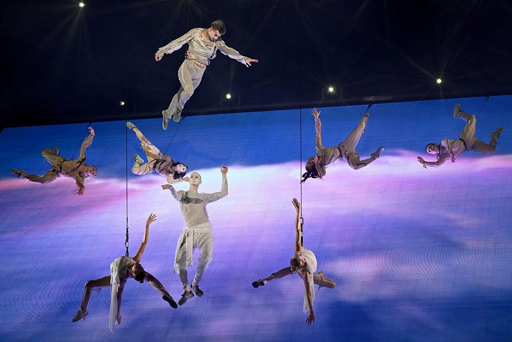    Акробатические номера в "Антигравитации" вплетаются в танец, пантомиму, клоунаду. / РИА Новости