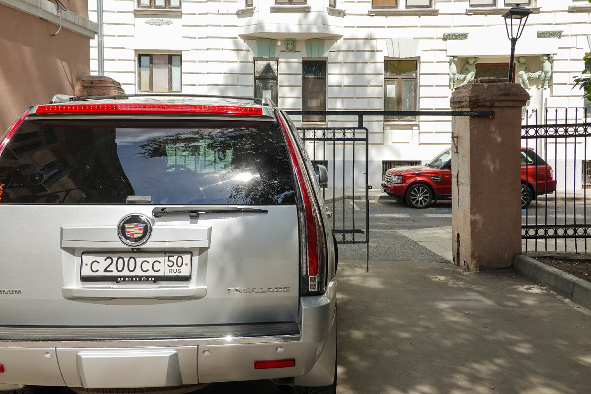 Неудобно он поставил свой пепелац!