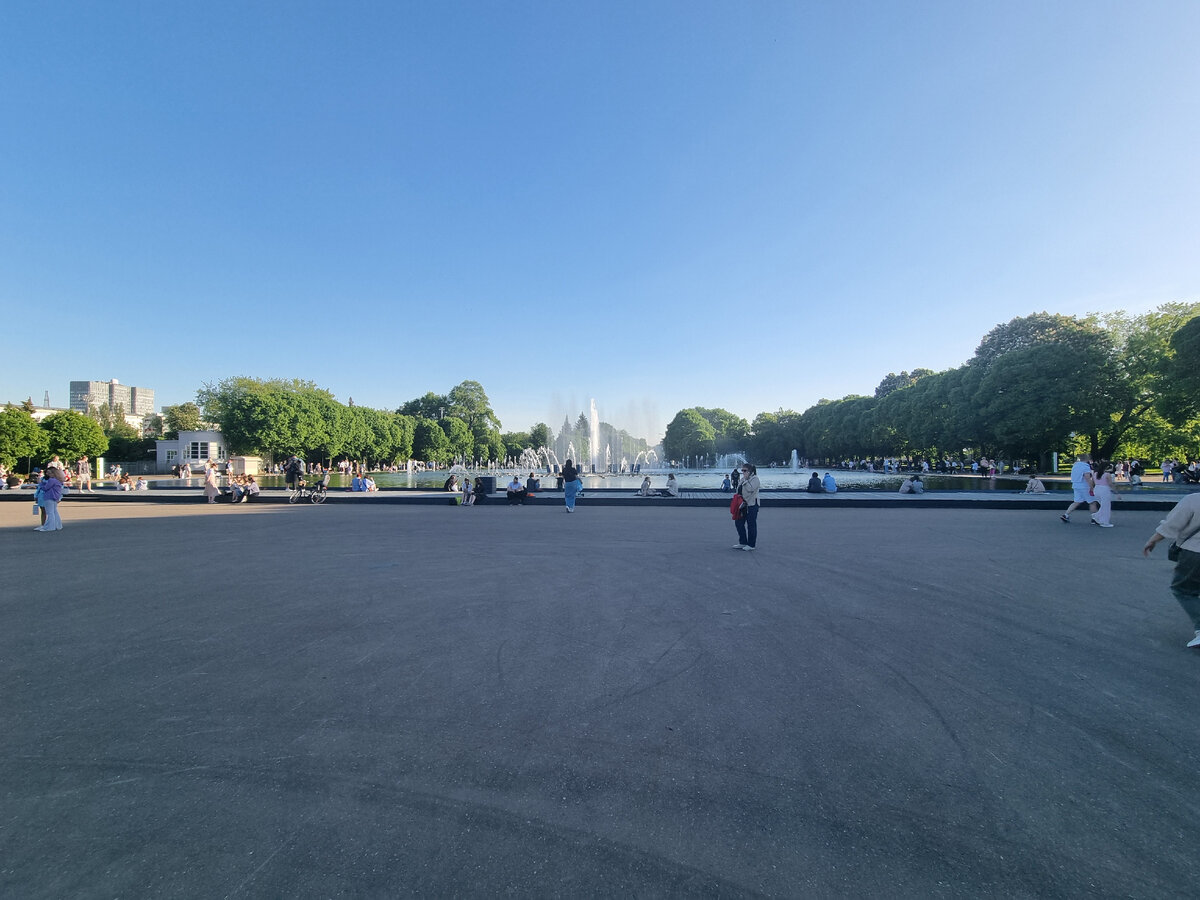 На фото: светомузыкальный фонтан в парке Горького