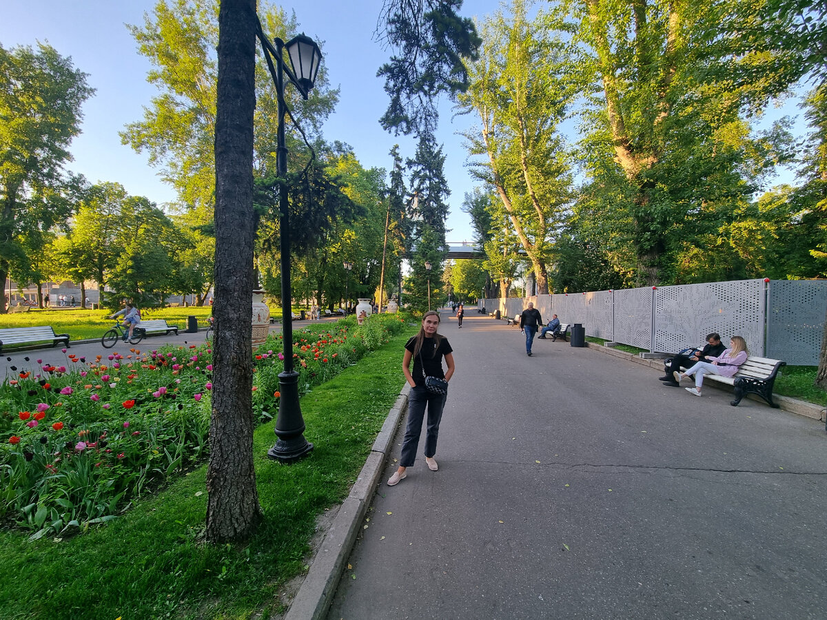 на фото: аллеи парка Горького 