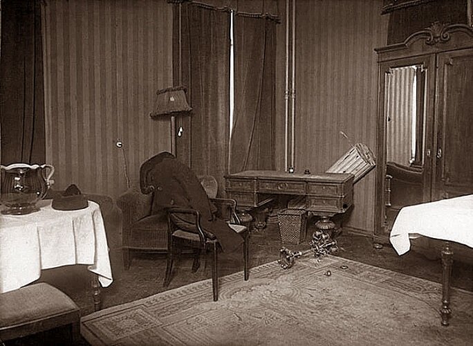 Место, где по версии следствия повесился Есенин. За столом две белых трубы и тумба, на которой стоял канделябр. /фото реставрировано мной, изображение взято из открытых источников/