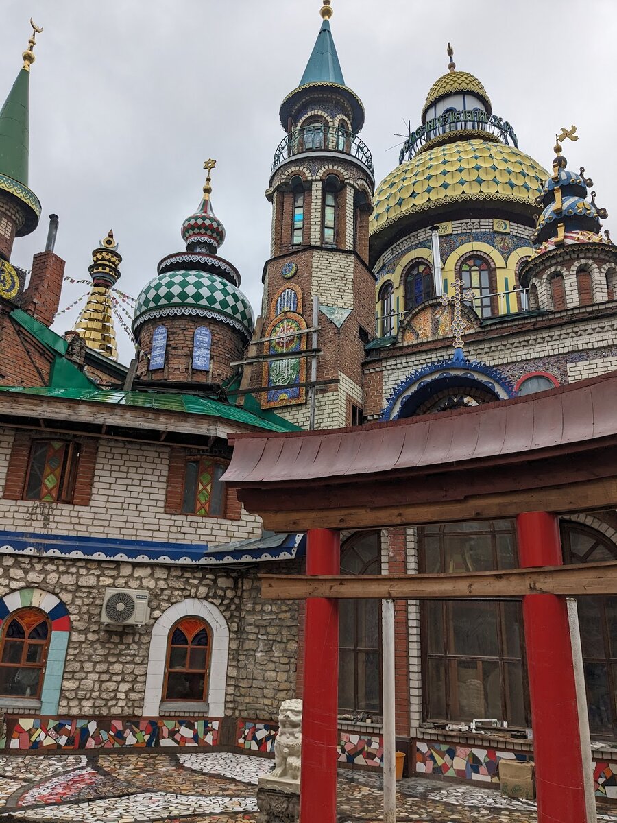 Храм всех религий - в получасе от города. В целом занятное место, очень яркое и пестрое, но какой-то супер-ценности наверно не представляет. Но в плохую погоду побродить внутри - однозначно стоит