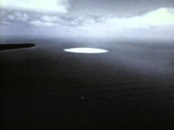 В океане на Земле, когда вы погружаетесь на глубину более 600 метров, ядерные взрывы практически не оставляют видимых поверхностных свидетельств взрыва.