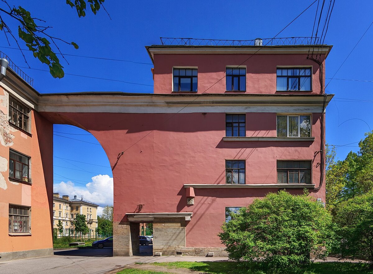 На таких арках хотели еще и барельефы с Лениным сделать, но потом решили сэкономить. Чтобы посмотреть, как мог выглядеть барельеф, листайте вправо