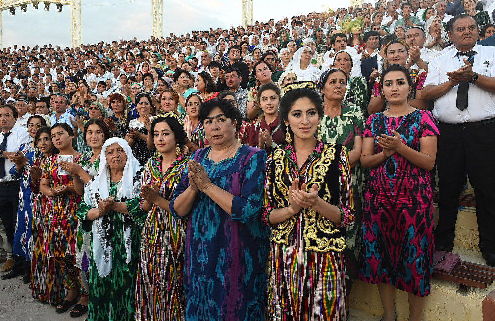 Таджики на улицах душанбе. Население таджикистана. Душанбе население. Душанбе люди. Душанбе жители.