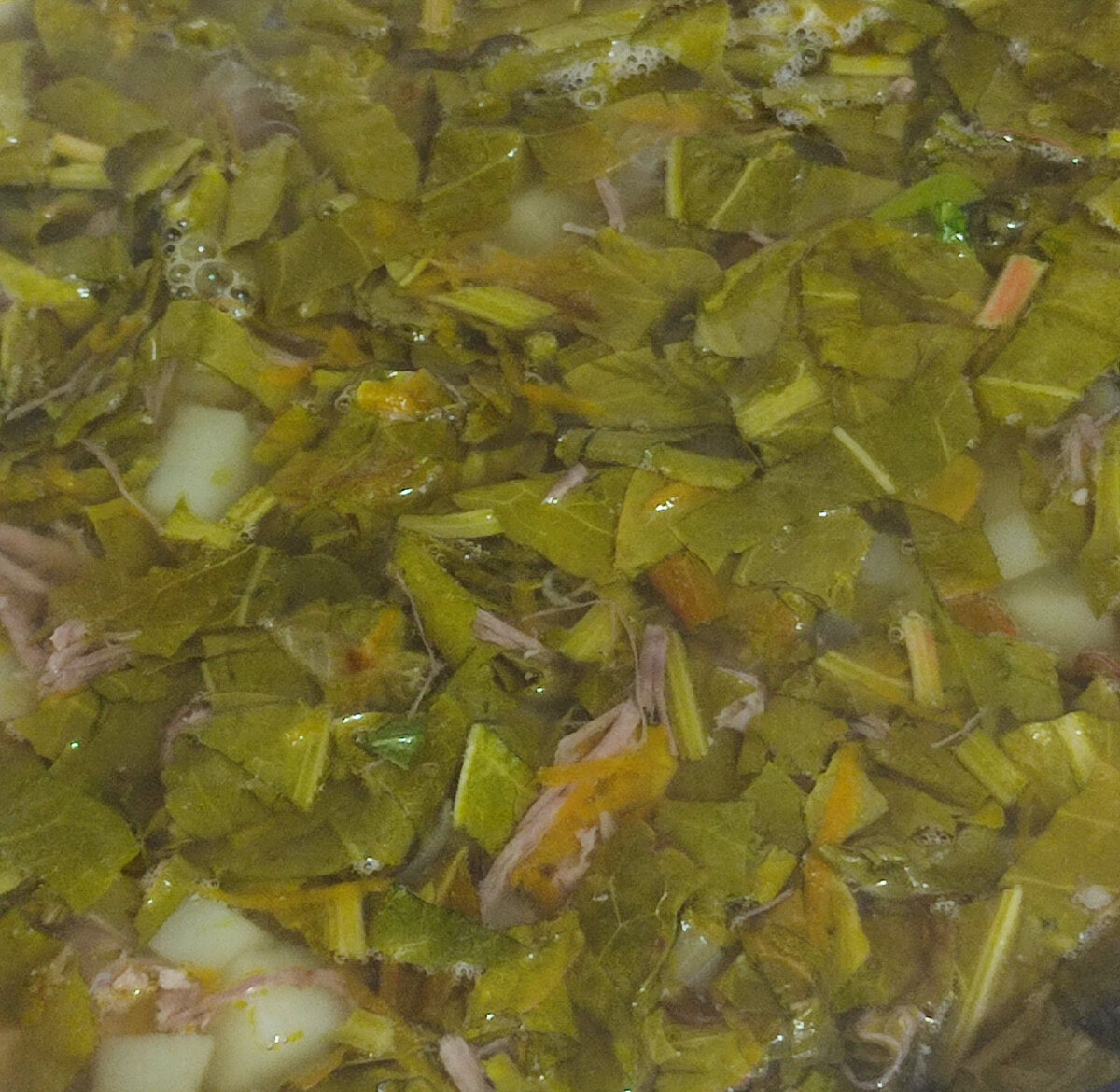 Мясной бульон с кусочками мяса, картофель, пережарка лука и моркови, свежей щавель