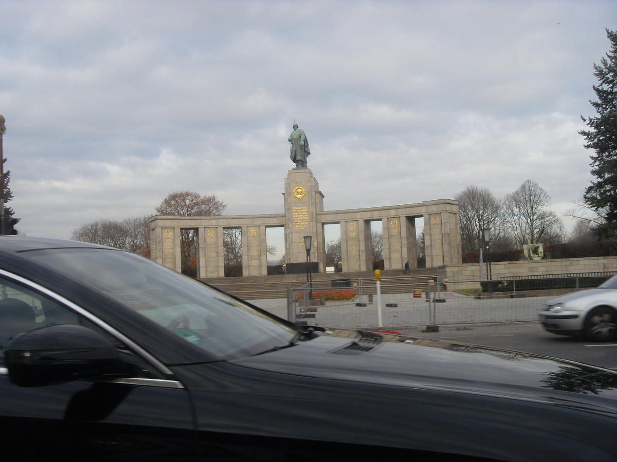 Мемориал павшим советским воинам в Тиргартене, Берлин.