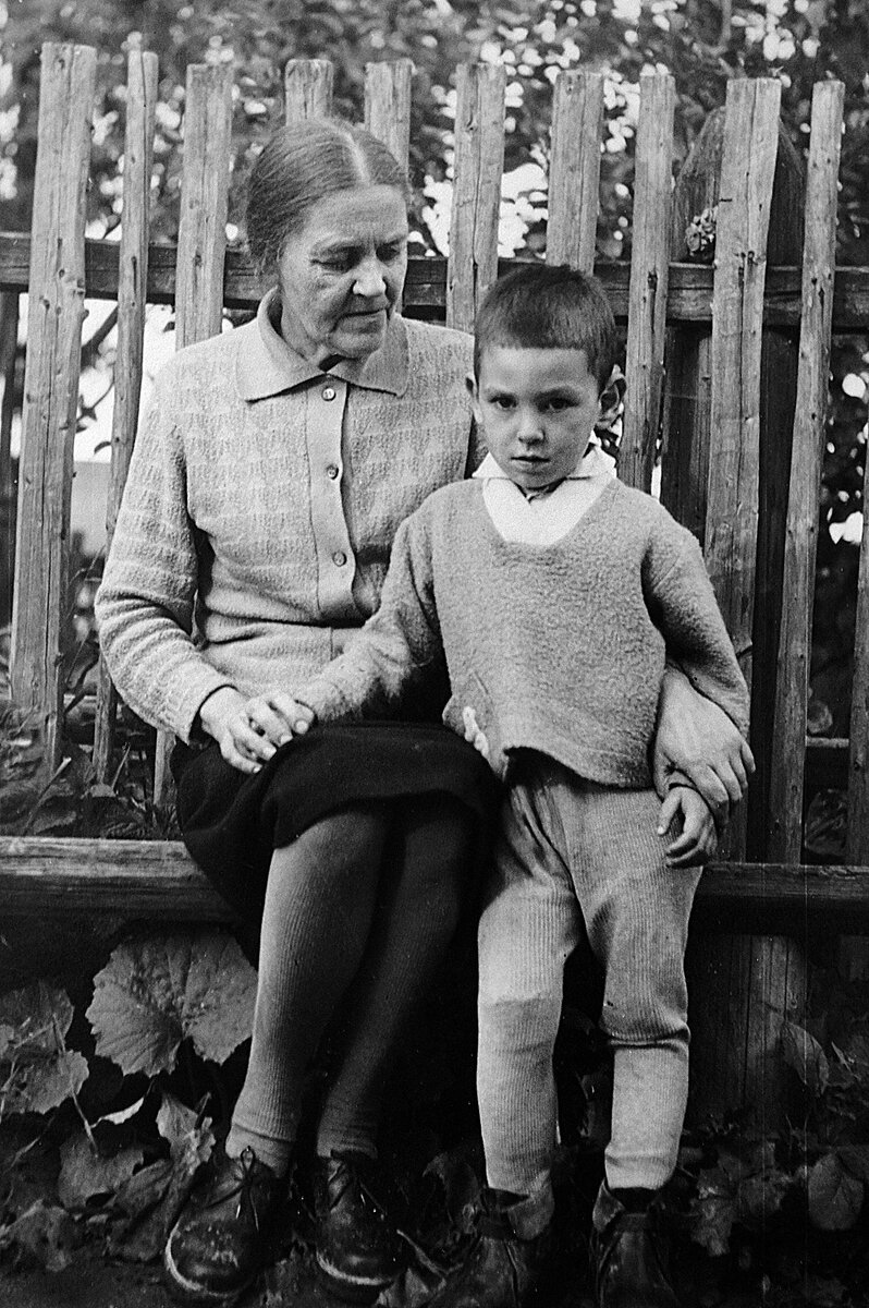    Мария Ивановна Вишнякова с внуком Мишей. Начало 1960-х. / Фото: Из архива Михаила Тарковского