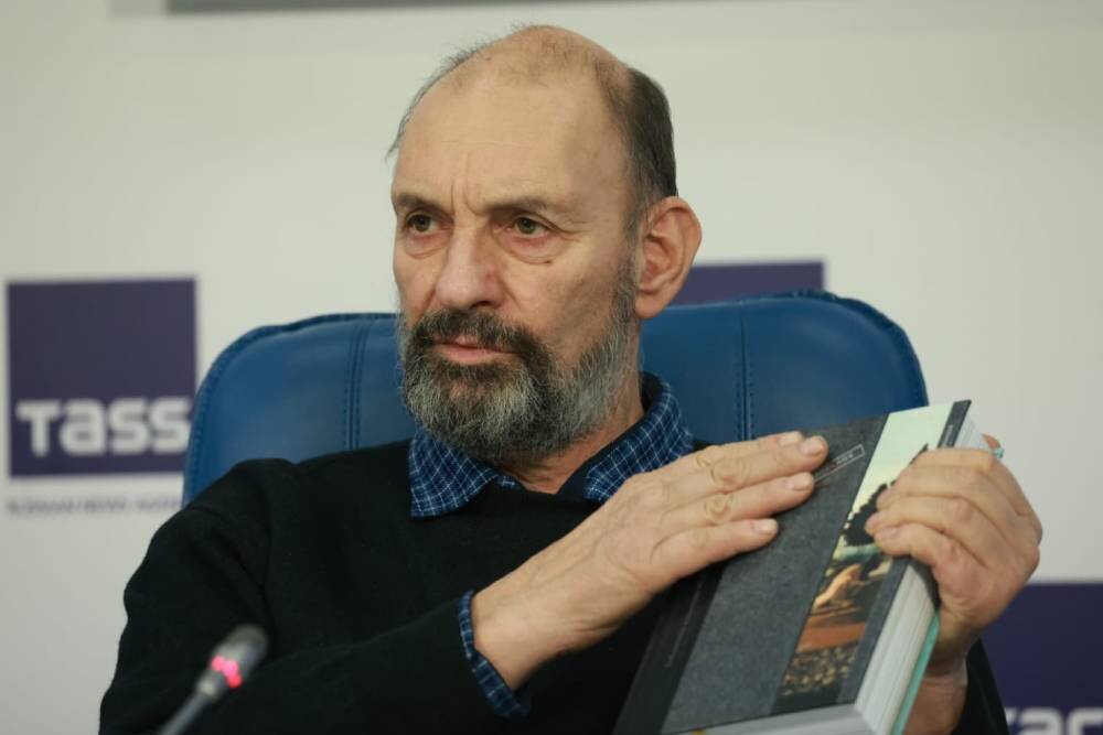    Своей новой книге Михаил Тарковский предпослал посвящение: "Моей матушке". / Фото: Из личного архива Дмитрия Шеварова