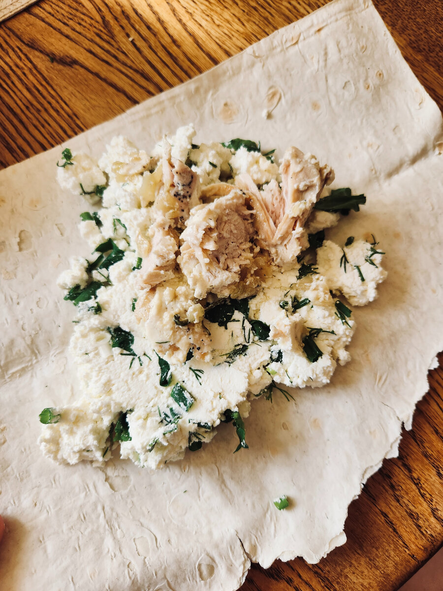 Армянский лаваш б/д, курогрудь, творог, зелень, сыр фета.