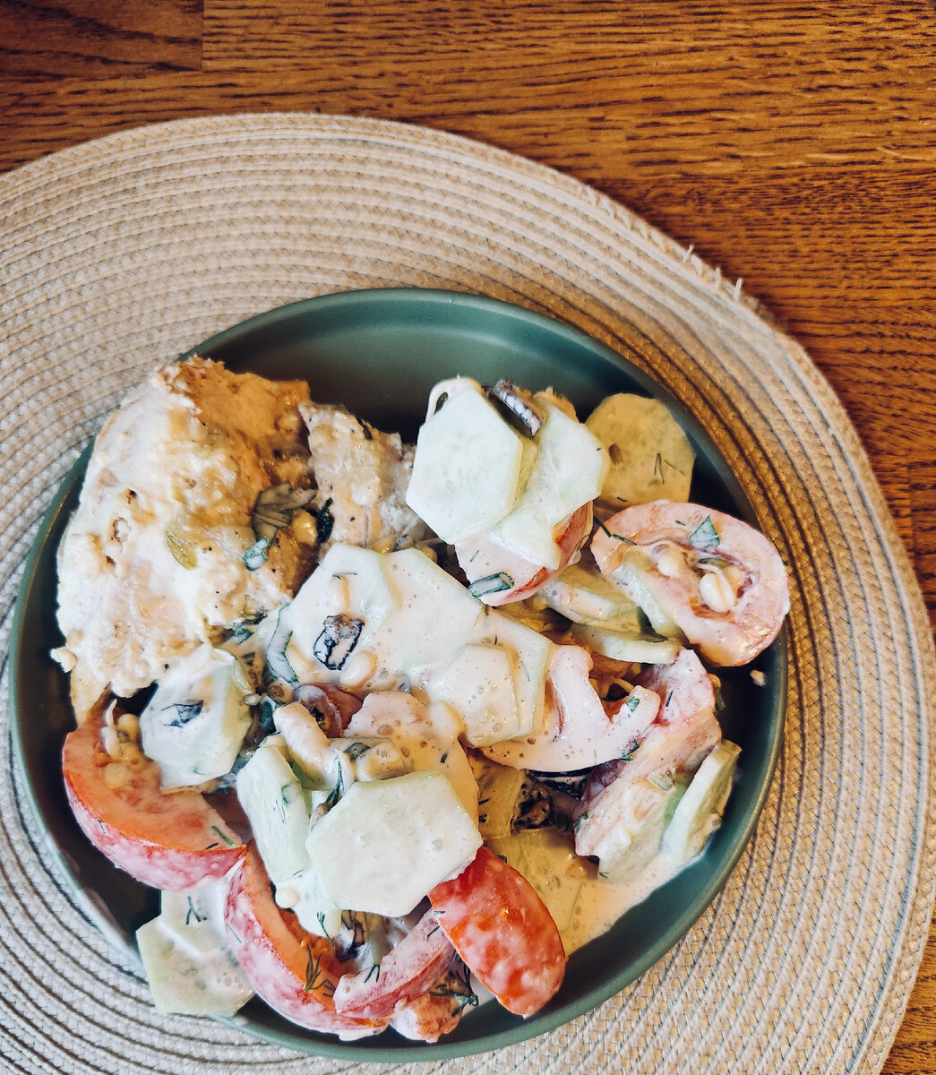 Уже знакомая нам курогрудь, огурцы, помидоры, зелень, проростки маша, чернослив, сметана 10%