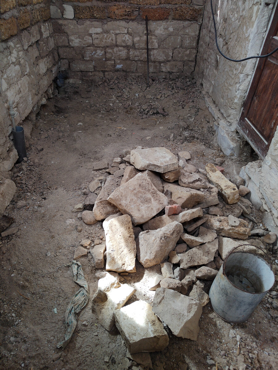 Эта куча камней с небольшого клочка, буквально метр на метр. 