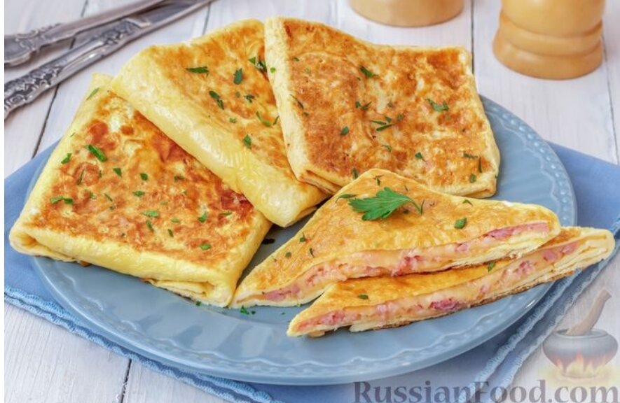 Сытное и вкусное блюдо "с изюминкой", которое можно приготовить всего из 3 ингредиентов, - аппетитные, нежные и румяные яичные конвертики с ветчиной и сыром. Отличная альтернатива привычной яичнице для завтрака или перекус на скорую руку. Попробуйте!