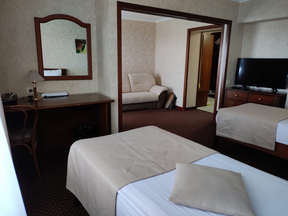 Когда мы въехали у перегородки стоял длинный каменный стол, визуально больше разделяющий "комнаты", но он только мешал ходил и зрительно уменьшал пространство. Мы поставили его у стены между кроватями и места стало больше.