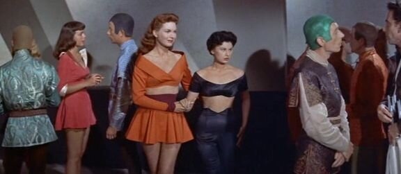 Служанка главной героини не в мини, а в штанах, так как она не местная - беженка сверху