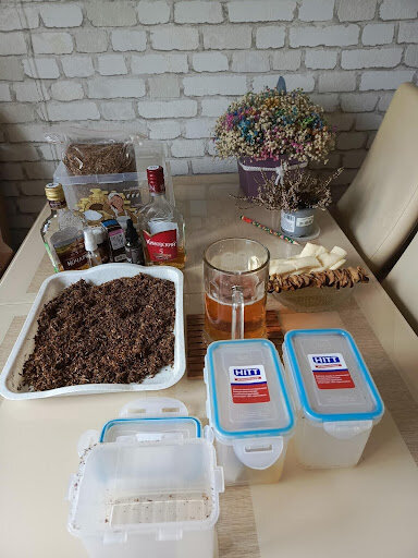 Стол настоящего табачника с алкоголем и табаком