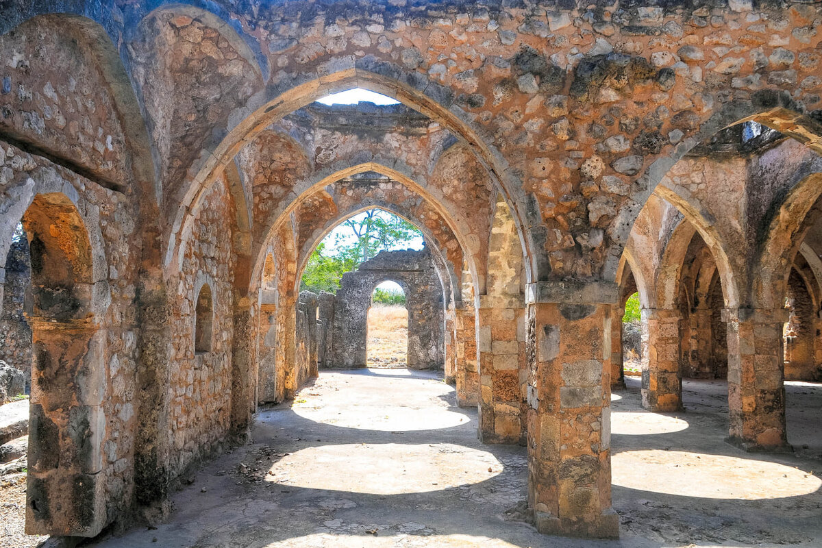 Некогда прекрасные залы Килва-Кисивани