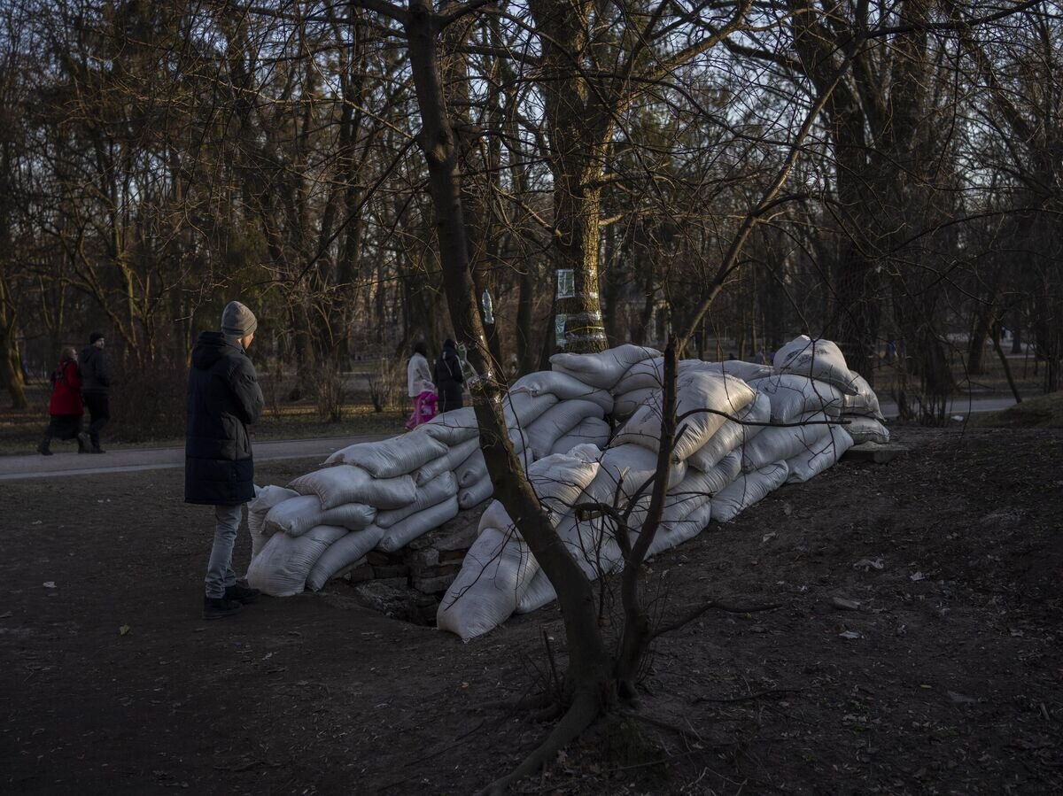    Мужчина возле бомбоубежища во Львове© AP Photo / Bernat Armangue