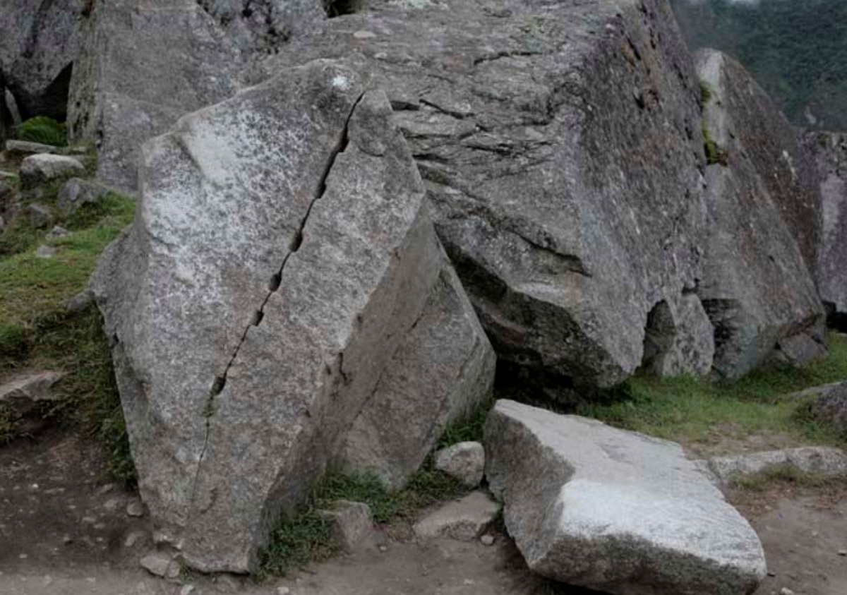 Камень со следами клиновой технологии