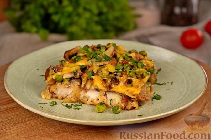 филе рыбы, шампиньоны, горошек зелёный замороженный, лук репчатый, сливки, сыр твёрдый, яйца, панировочные сухари, соль, перец чёрный молотый, приправа, масло растительное