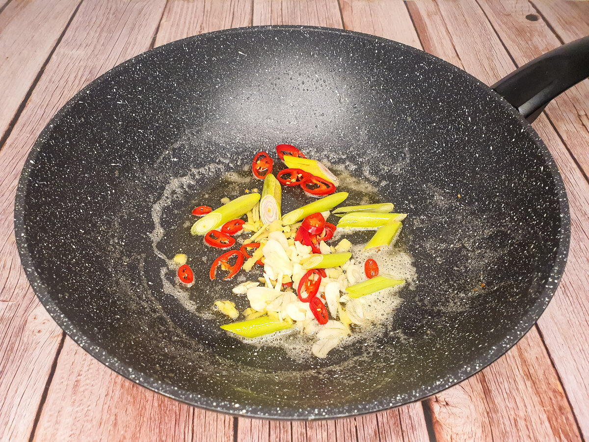 Обжариваем лемонграсс, чили, чеснок и имбирь 