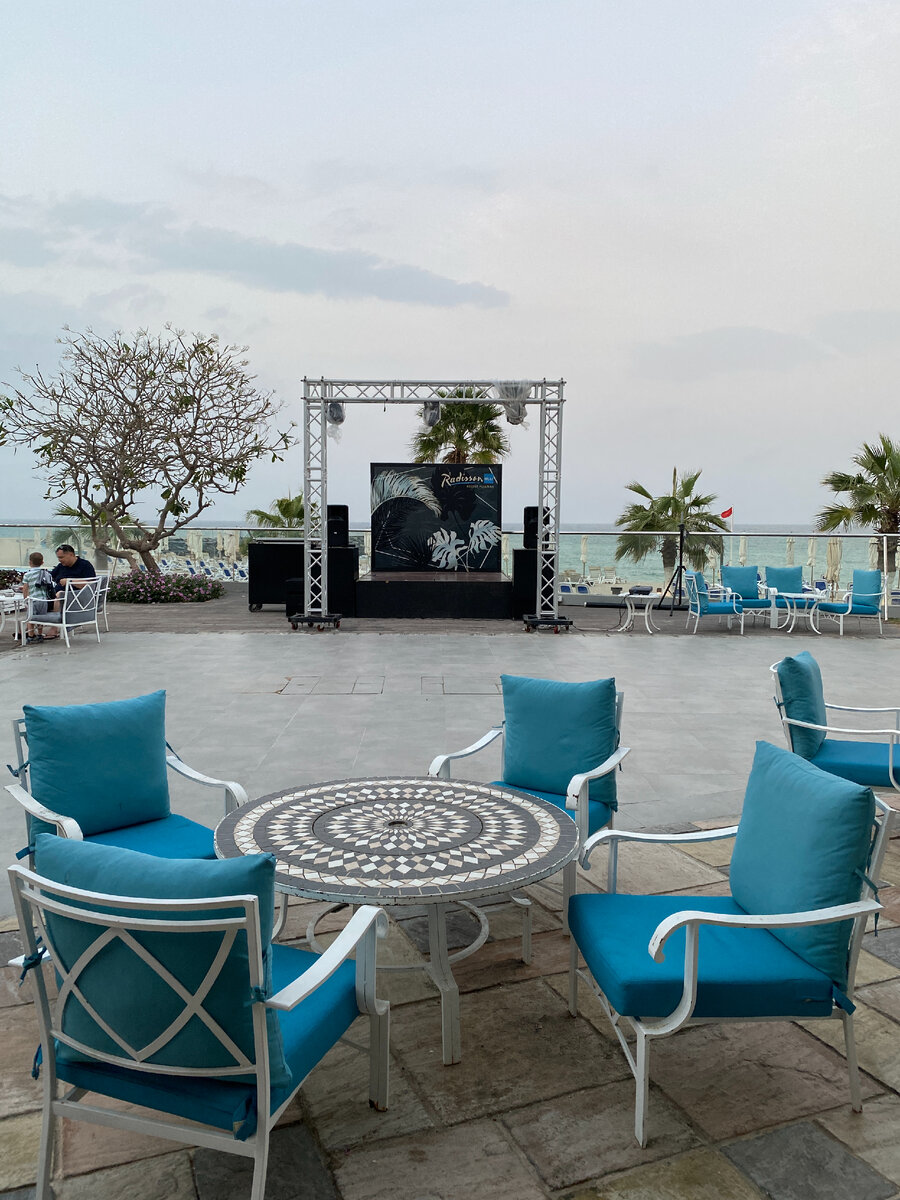 В пределах 100 000 рублей за 7 ночей можно отдохнуть вдвоем даже в 5-звездочном отеле ОАЭ.