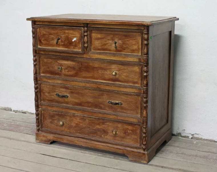 Фото kontora-k.ru, которая продает и реставрирует предметы винтажа и антиквариат.