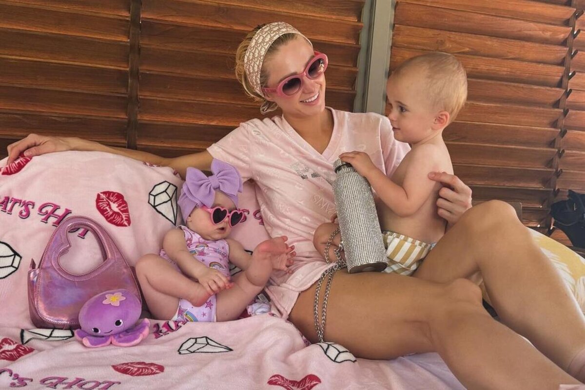    «Никуда не годная мать»: Пэрис Хилтон совершает одну ошибку за другой Социальные Сети